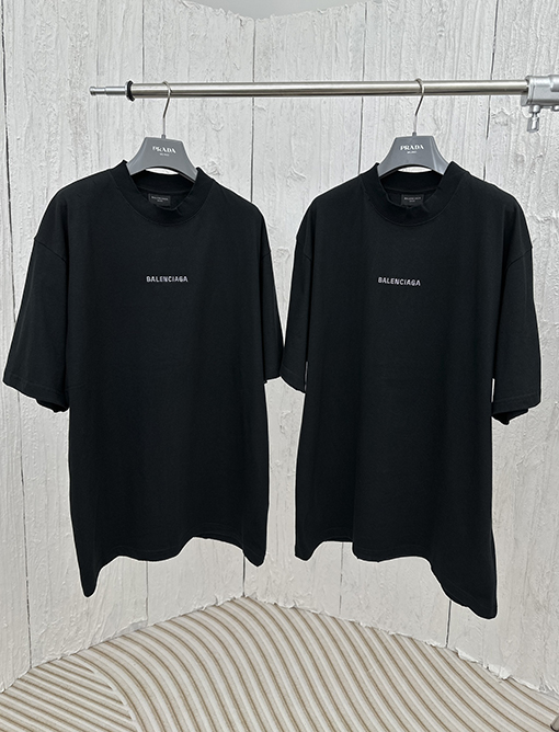 バレンシアガ 前後の文字ロゴ半袖Tシャツ