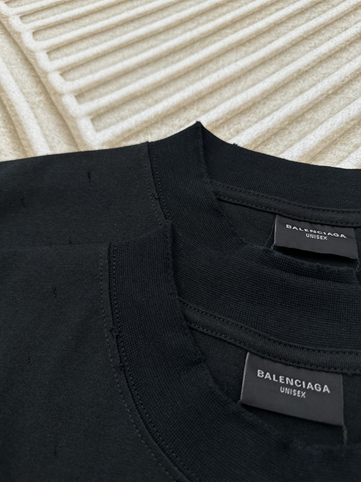 バレンシアガ 前後の文字ロゴ半袖Tシャツ