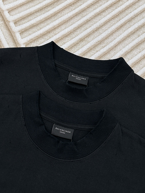 バレンシアガ 前後の文字ロゴ半袖Tシャツ