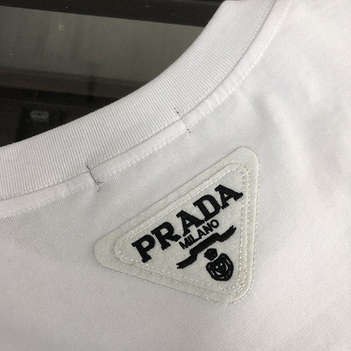 プラダスーパーコピー  新しいファッションラウンドネック半袖Tシャツ