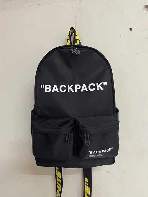 オフホワイトバックパックBLACK PACEロゴ プリント