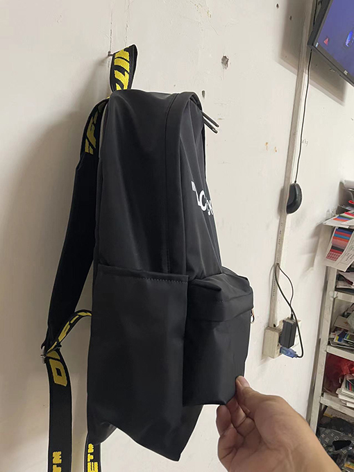 オフホワイトバックパックBLACK PACEロゴ プリント