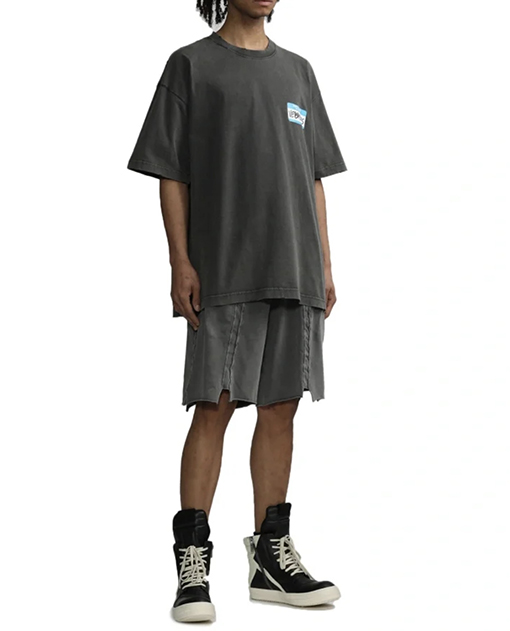バレンシアガ  デザイナーのサイン入り半袖Tシャツ