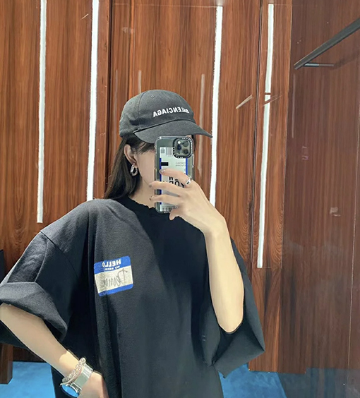 バレンシアガ  デザイナーのサイン入り半袖Tシャツ