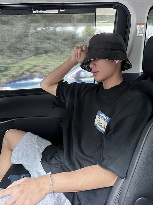 バレンシアガ  デザイナーのサイン入り半袖Tシャツ