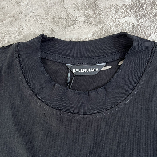 バレンシアガ  デザイナーのサイン入り半袖Tシャツ