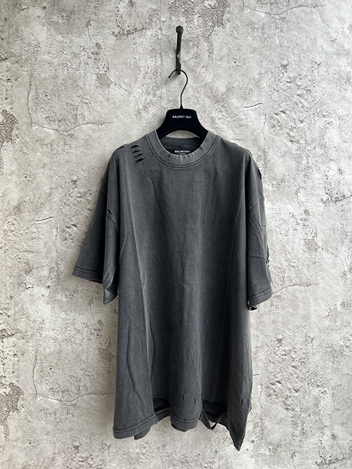 バレンシアガ 最も壊れた穴の後ろに文字の半袖Tシャツ