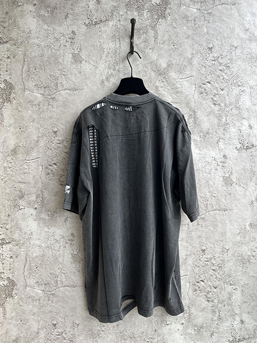 バレンシアガ 最も壊れた穴の後ろに文字の半袖Tシャツ