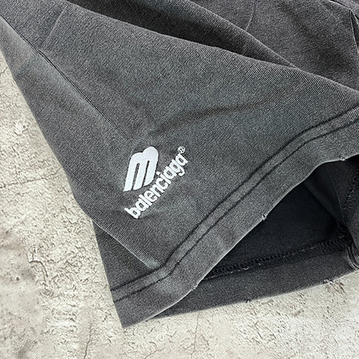バレンシアガ 最も壊れた穴の後ろに文字の半袖Tシャツ