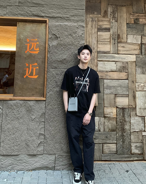 バレンシアガ ポートレートアルファベットロゴラウンドネックファッション半袖Tシャツ