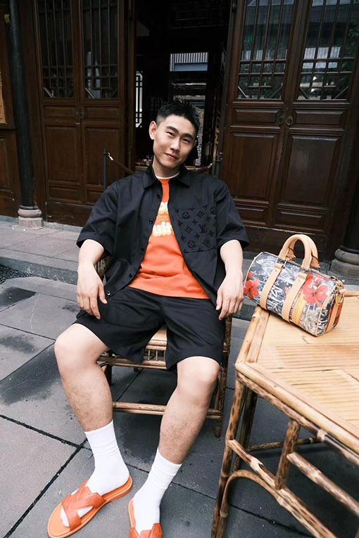 ルイヴィトン  ポートレートアルファベットロゴ半袖Tシャツ