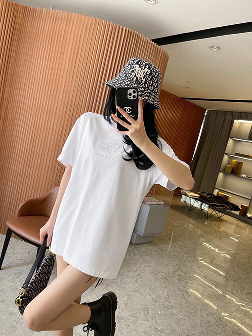 バーバリースーパーコピー  軍馬大ロゴロゴ刺繍半袖Tシャツ