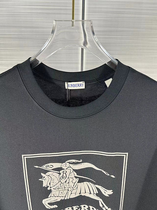 バーバリースーパーコピー 乗馬騎士軍馬ロゴスエードフォームプリント半袖Tシャツ