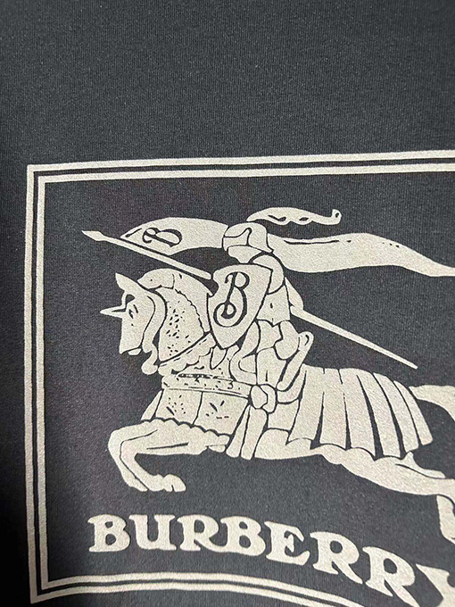 バーバリースーパーコピー 乗馬騎士軍馬ロゴスエードフォームプリント半袖Tシャツ