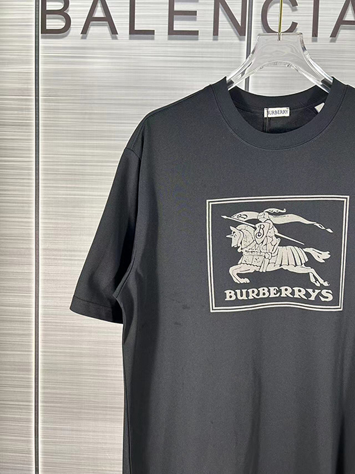 バーバリースーパーコピー 乗馬騎士軍馬ロゴスエードフォームプリント半袖Tシャツ