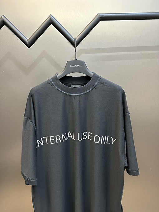 バレンシアガ ないぶしようのみバックステッチプリント半袖Tシャツ