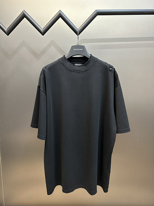 バレンシアガコピー 背中にサンスクリット語の穴が開いた半袖Tシャツ