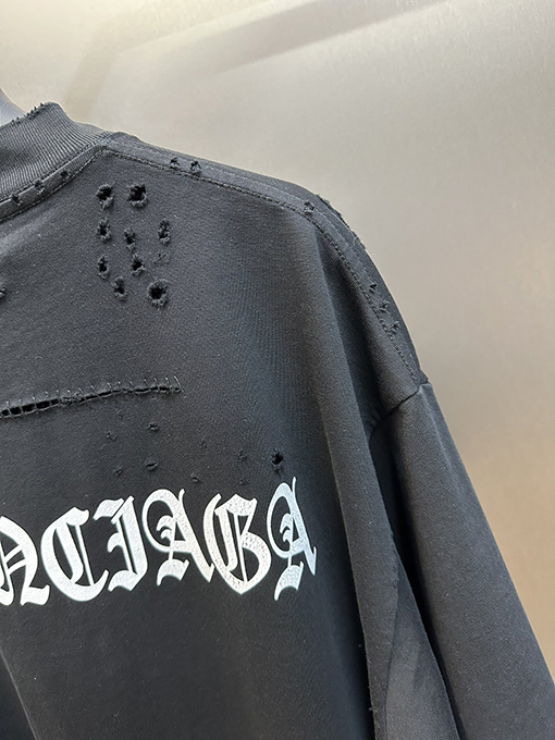 バレンシアガコピー 背中にサンスクリット語の穴が開いた半袖Tシャツ