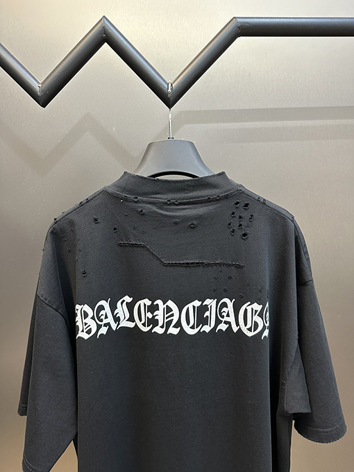 バレンシアガコピー 背中にサンスクリット語の穴が開いた半袖Tシャツ