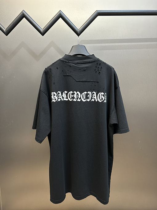 バレンシアガコピー 背中にサンスクリット語の穴が開いた半袖Tシャツ