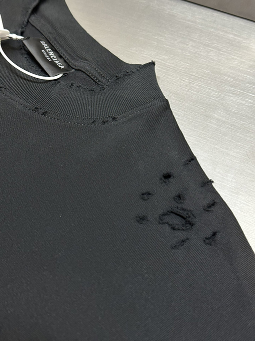 バレンシアガコピー 背中にサンスクリット語の穴が開いた半袖Tシャツ