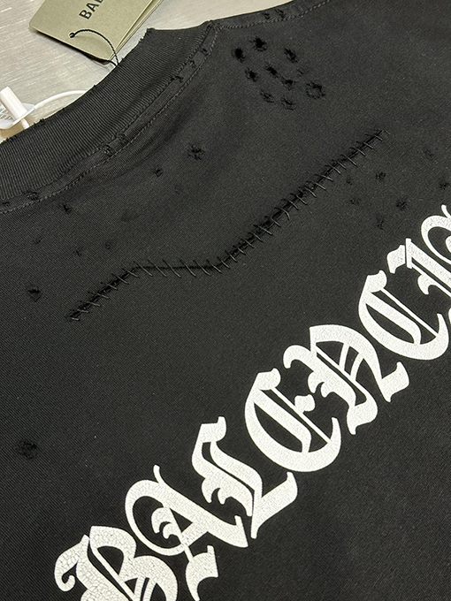 バレンシアガコピー   背中にサンスクリット語の穴が開いた半袖Tシャツ