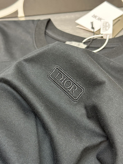 ディオール   胸のロゴ刺繍ラウンドネック半袖Tシャツ