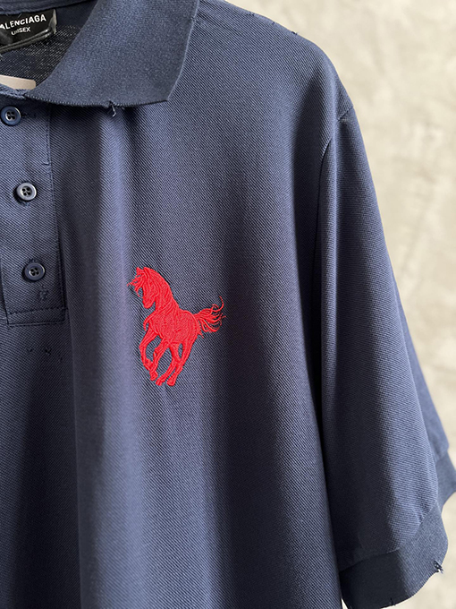 バレンシアガ 新しい国旗ロゴ刺繍すり減って古い半袖ポロシャツを切る