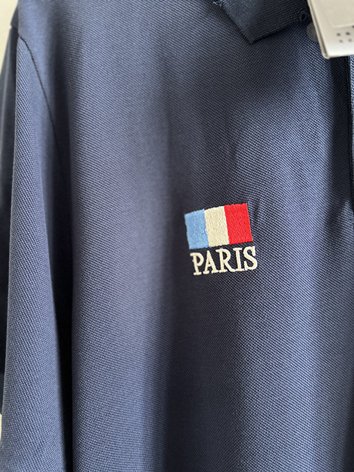 バレンシアガ 新しい国旗ロゴ刺繍すり減って古い半袖ポロシャツを切る