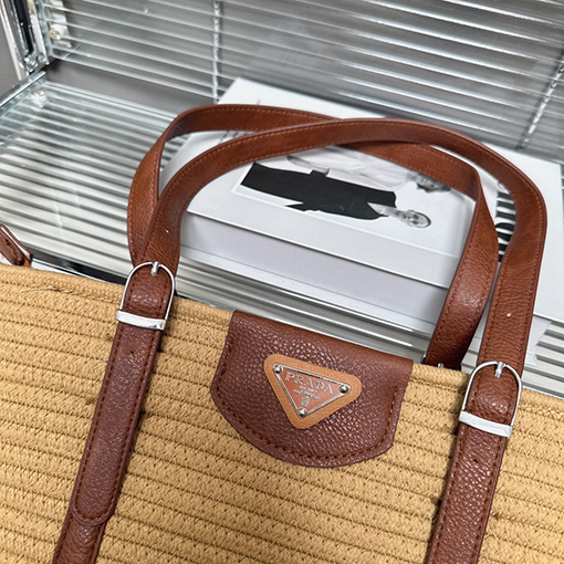 プラダ  スタイリッシュで美しいバッグ