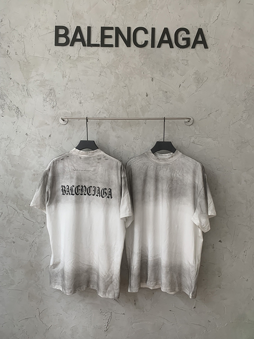 バレンシアガ 新しい背中のサンスクリット語の磨かれた穴の半袖Tシャツ