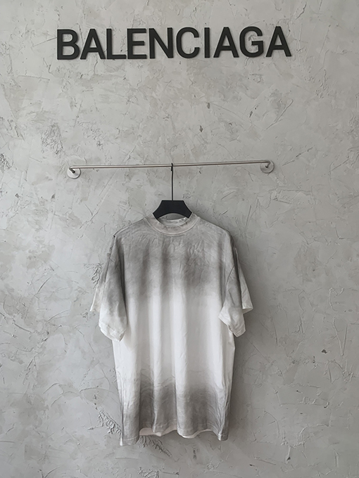 バレンシアガ 新しい背中のサンスクリット語の磨かれた穴の半袖Tシャツ