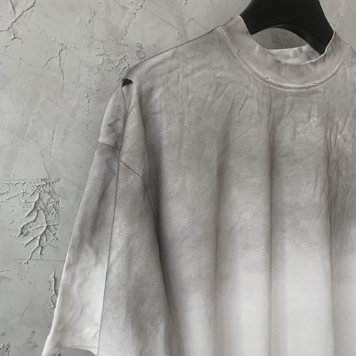 バレンシアガ 新しい背中のサンスクリット語の磨かれた穴の半袖Tシャツ