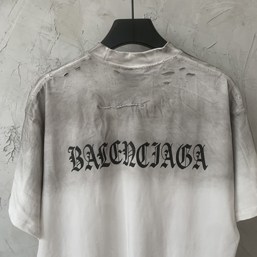 バレンシアガ 新しい背中のサンスクリット語の磨かれた穴の半袖Tシャツ