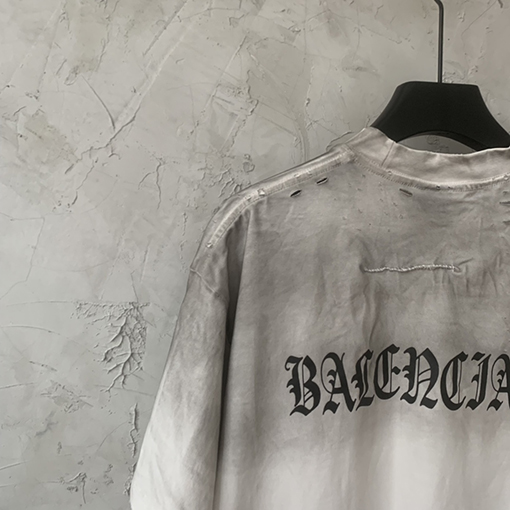 バレンシアガ 新しい背中のサンスクリット語の磨かれた穴の半袖Tシャツ