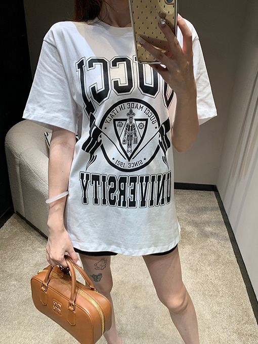 グッチ 新しい校章プリント半袖Tシャツ