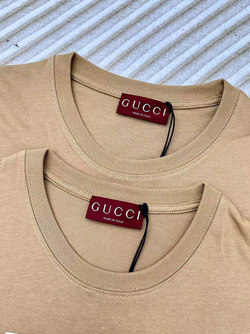 グッチ 新しい校章プリント半袖Tシャツ