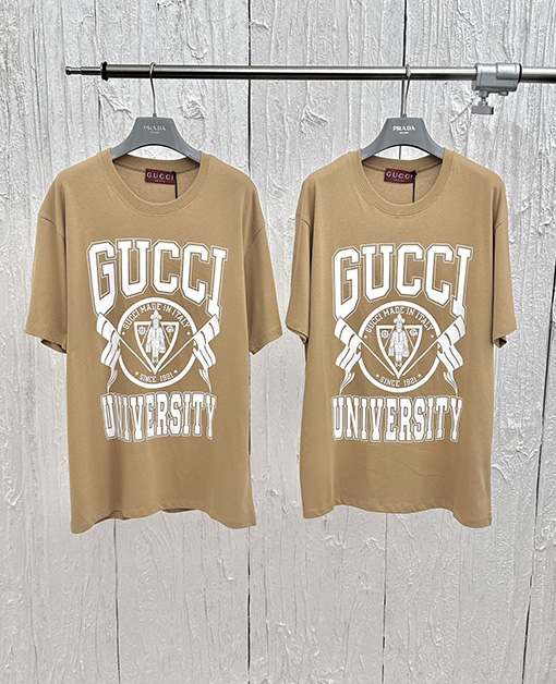 グッチ 新しい校章プリント半袖Tシャツ
