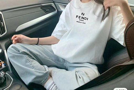 フェンディコピー シンプルなロゴの小さな文字の半袖Tシャツ