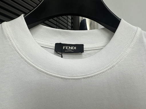 フェンディコピー シンプルなロゴの小さな文字の半袖Tシャツ