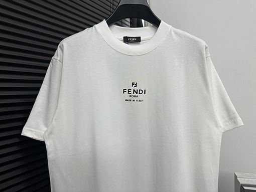 フェンディコピー シンプルなロゴの小さな文字の半袖Tシャツ