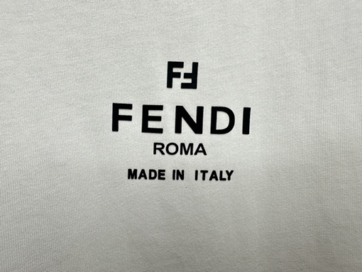 フェンディコピー シンプルなロゴの小さな文字の半袖Tシャツ