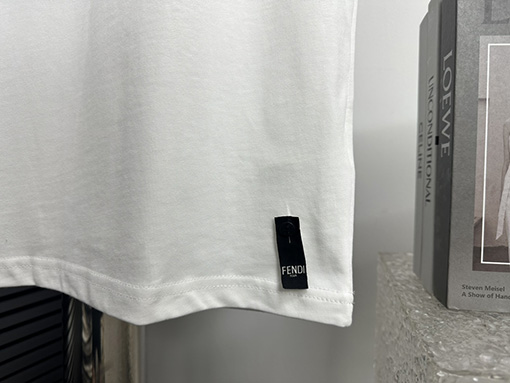 フェンディコピー シンプルなロゴの小さな文字の半袖Tシャツ