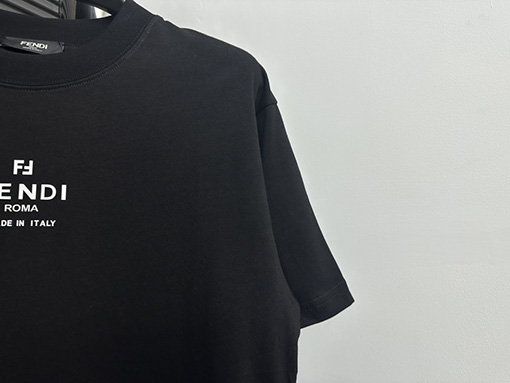 フェンディコピー シンプルなロゴの小さな文字の半袖Tシャツ