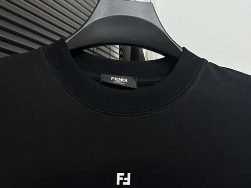 フェンディコピー シンプルなロゴの小さな文字の半袖Tシャツ