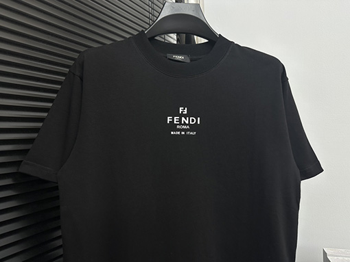 フェンディコピー シンプルなロゴの小さな文字の半袖Tシャツ