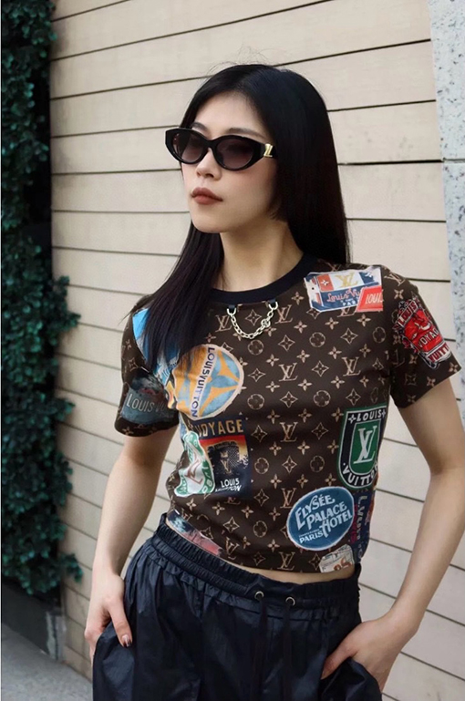 ルイヴィトンスーパーコピー 新しいフルプリント老眼鏡バッジメタルチェーン半袖Tシャツ