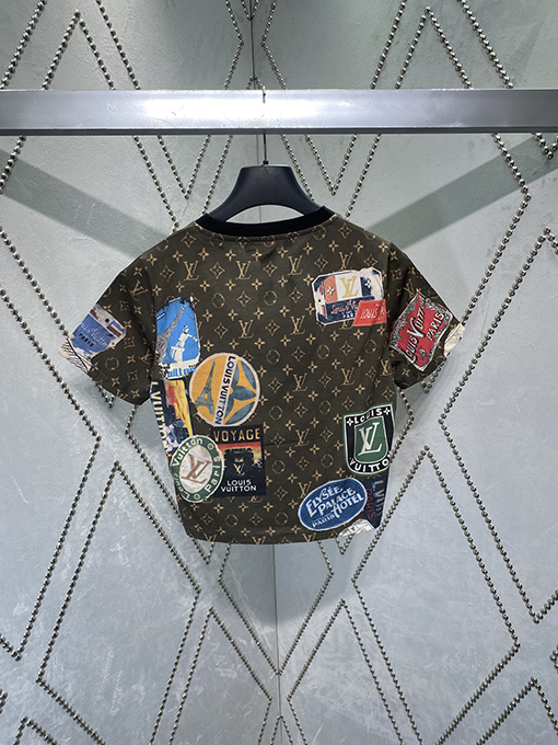 ルイヴィトンスーパーコピー 新しいフルプリント老眼鏡バッジメタルチェーン半袖Tシャツ