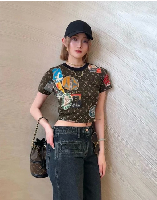 ルイヴィトンスーパーコピー 新しいフルプリント老眼鏡バッジメタルチェーン半袖Tシャツ