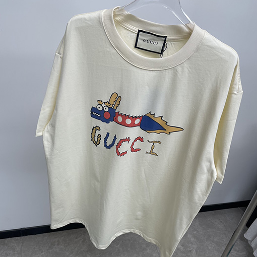 グッチ  新しいデジタルプリント文字ロゴ半袖Tシャツ